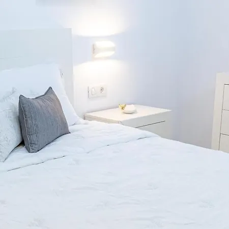 Momentos, Gomez Apartment