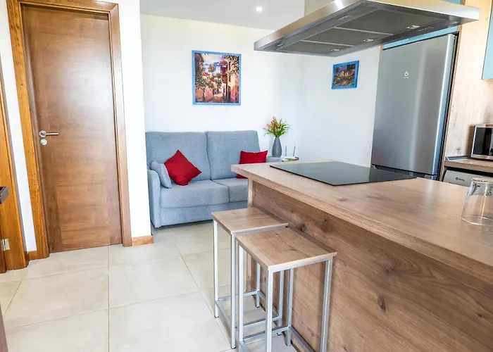 Momentos, Gomez Hotel