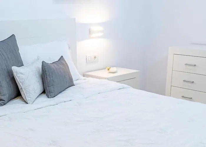 Momentos, Gomez Hotel