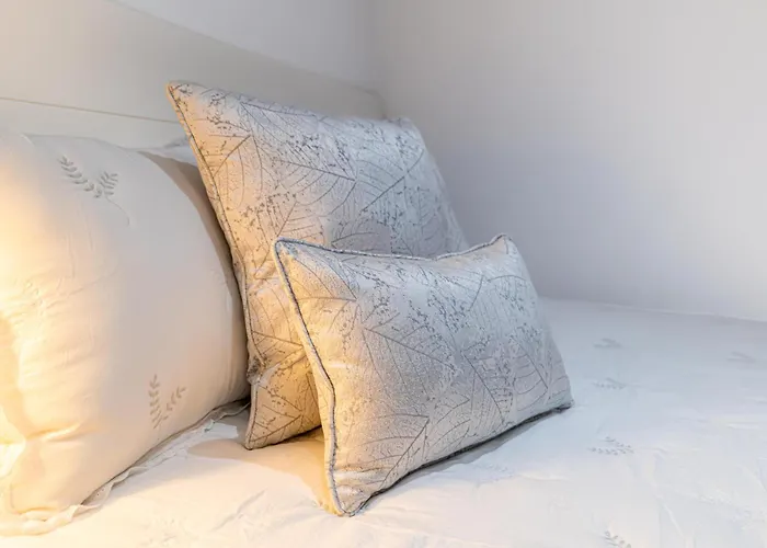 Momentos, Gomez Hotel