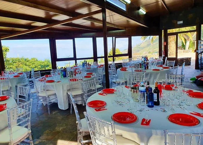 Momentos, Gomez Hotel