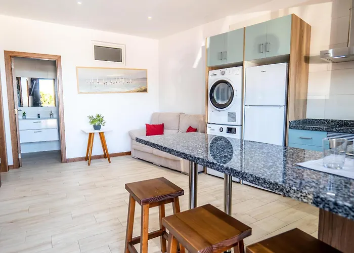 Momentos, Gomez Hotel