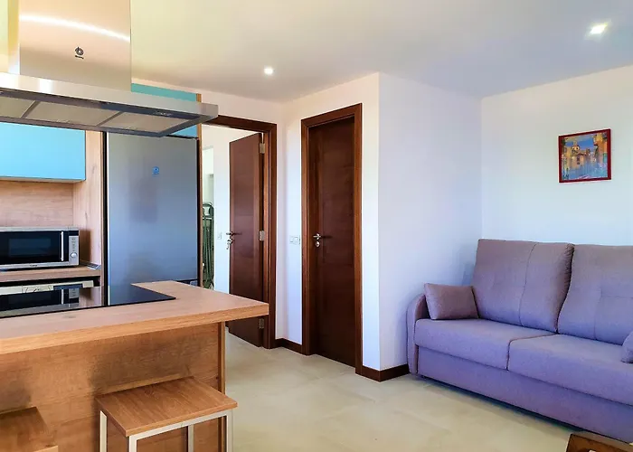 Momentos, Gomez Hotel *